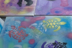 Schablonen sprayen mit Kreidespray auf Leinwand, Klasse 4